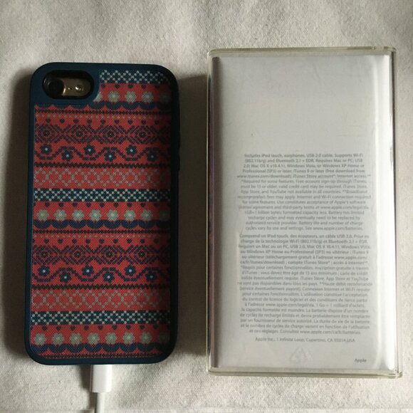 6th Generation iPod Touch 60GB in White With Folksy Print Speck Case - Picture 12 of 13